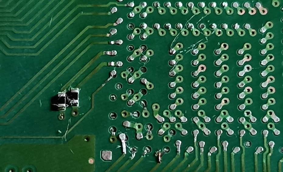 Dégâts circuit imprimé arraché - réparation carte-mère - circuit imprimé à lons le saunier - réparation micro soudure informatique et console - PS3 - PS4 - PS5 - Xbox - series x/s - xbox one - xbox 360 - technicien électronique et informatique à lons le saunier
